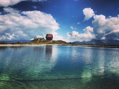 a large body of water with a building in the background at Apartment Malea in Schlitters
