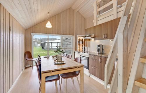 eine Küche und ein Esszimmer mit einem Tisch und Stühlen in der Unterkunft Hytteby – Hanstholm Camping – Thy Feriepark in Hanstholm