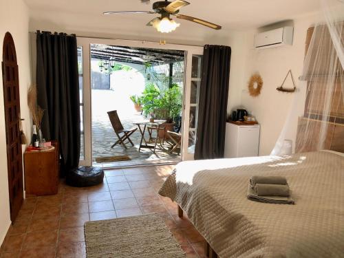 1 dormitorio con 1 cama y patio con mesa en Casa Olivia, en Moraira