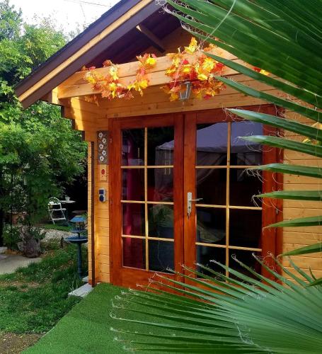 une petite cabine avec une porte et une fenêtre dans l'établissement Normandy cottage, à Gagny
