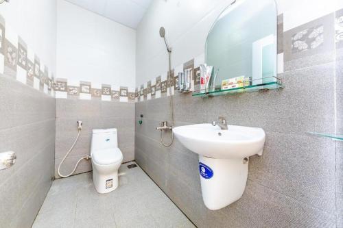 uma casa de banho com um WC e um lavatório em Hải Phát Hotel em Thôn Trà Long