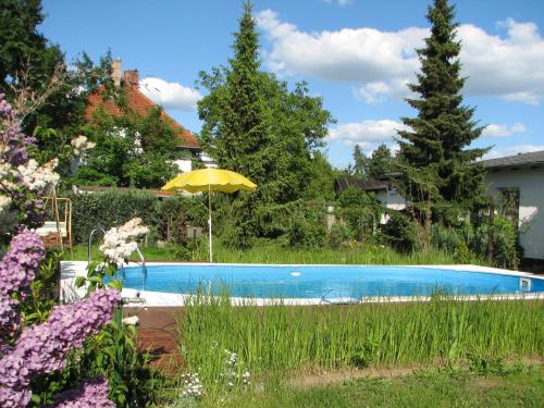 A piscina localizada em Hotel-Pension Lydia ou nos arredores