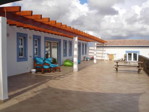 een patio van een huis met een pergola bij Monte de Santo Antonio - Turismo Rural in Vila do Bispo