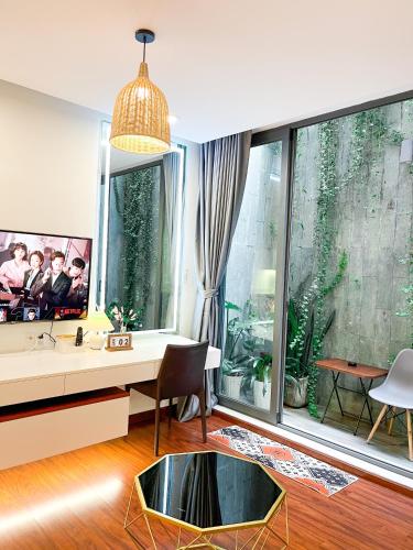 a living room with a desk and a large window at Homestay My Ny Đà Lạt in Khu Chi Lăng