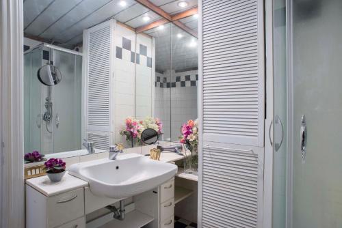 a white bathroom with a sink and a shower at Indimenticabili VACANZE ROMANE nel cuore della città in Rome