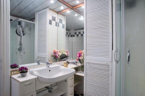 A bathroom at Indimenticabili VACANZE ROMANE nel cuore della città
