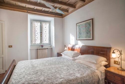 a bedroom with a large bed and a window at Indimenticabili VACANZE ROMANE nel cuore della città in Rome