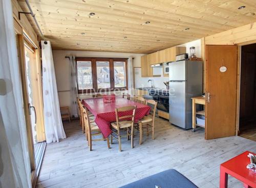 una cucina e una sala da pranzo con tavolo e sedie di Chalet Ramadieu a La Giettaz