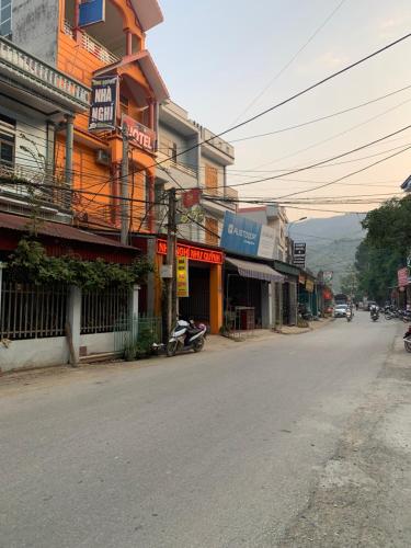 an empty street in a town with a building at Như Quỳnh Hotel in Bảo Lạc