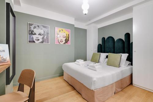 une chambre avec un grand lit dans une pièce dans l'établissement Bastille - Cosy design 1BR / 4P apartment, à Paris