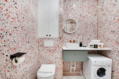 La salle de bains est pourvue de toilettes, d'un lavabo et d'un lave-linge. dans l'établissement Bastille - Cosy design 1BR / 4P apartment, à Paris