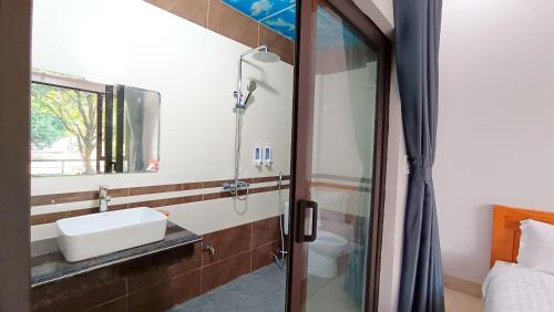 een badkamer met een wastafel en een spiegel bij Trang An Nature View Homestay in Nguyên Ngoại