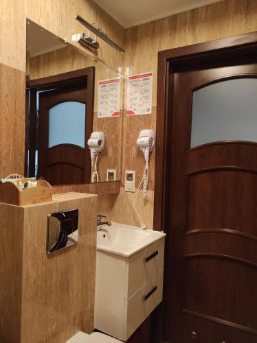 a bathroom with a sink and a mirror at Leukozja in Krynica Morska