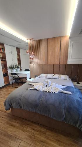 1 dormitorio con 1 cama grande y 1 mesa en Апартамент Мегилукс 2, en Blagoevgrad