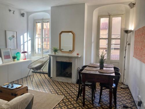 uma sala de estar com uma mesa e uma lareira em Borgo Riccio em Parma