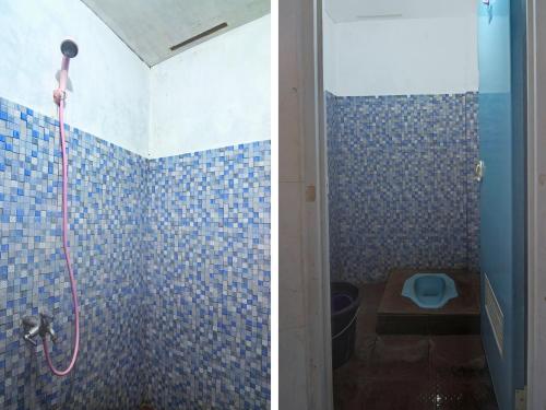 y baño con ducha y aseo. en SPOT ON 91799 Sosonopan Homestay, en Manado