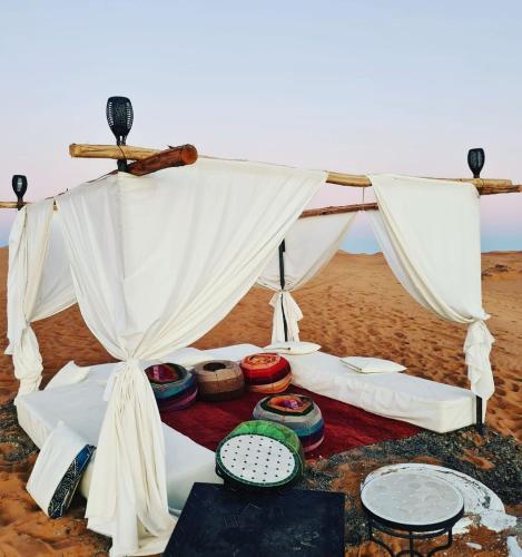 een tent midden in de woestijn bij top luxury desert camp in Erfoud