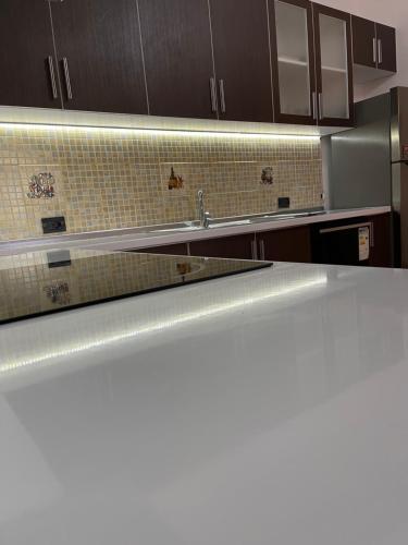 Una cocina o zona de cocina en Lake Escape - Home 2