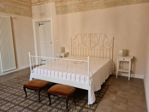 - une chambre avec un lit blanc et 2 chaises dans l'établissement Al Palazzotto, à Lucera