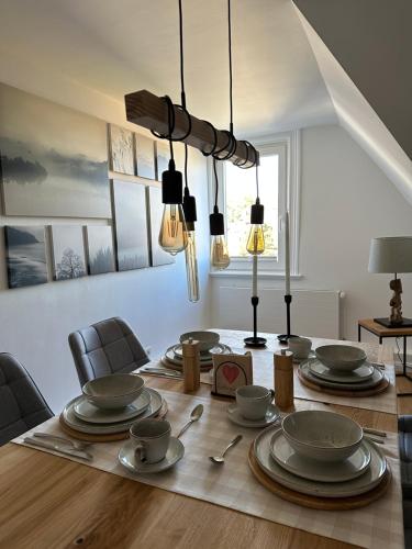 un comedor con una mesa con tazas y sillas en TURM.blick en Goslar