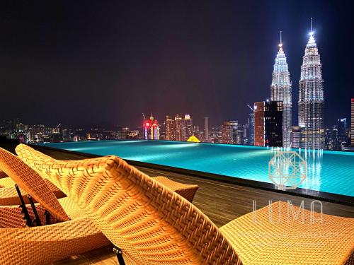 The Platinum 2 Kuala Lumpur by LUMA في كوالالمبور: إطلالة على أفق مدينة كوالا لومبور في الليل