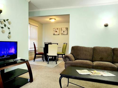 Μια τηλεόραση ή/και κέντρο ψυχαγωγίας στο Comfortable two bedroom home