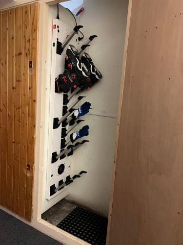 une pièce avec un tas de chaussures dans un mur dans l'établissement Les arcs 2000 appartement 5 personnes Aiguille rouge, à Bourg-Saint-Maurice