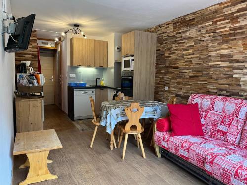 Kuchyňa alebo kuchynka v ubytovaní Les arcs 2000 appartement 5 personnes Aiguille rouge