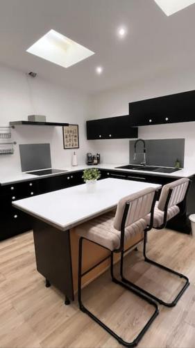 - une cuisine avec une table et deux chaises dans l'établissement Grande Maison et Jardin Métropole, à Seclin