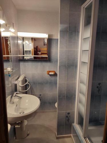 une salle de bain avec un lavabo, des toilettes et un miroir dans l'établissement Coquet Studio de 4 personnes aux Carroz - Balcon et Wifi, aux Carroz d'Arâches