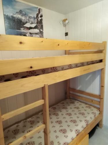 Ce lit superposé se trouve dans un dortoir. dans l'établissement Coquet Studio de 4 personnes aux Carroz - Balcon et Wifi, aux Carroz d'Arâches