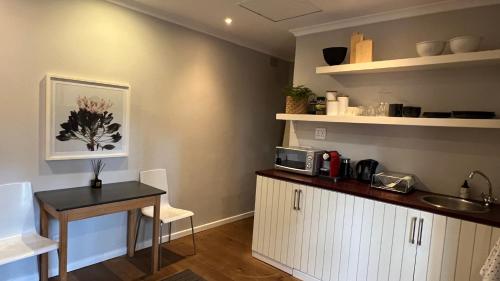 Una cocina o cocineta en 35 on Fairview
