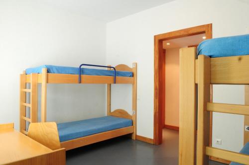 Habitación con 2 literas y puerta. en HI Abrantes – Pousada de Juventude, en Abrantes