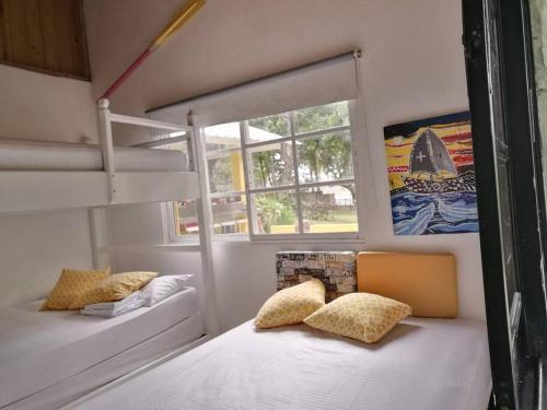 um quarto com 2 beliches e uma janela em La casita de la playa em La Entrada