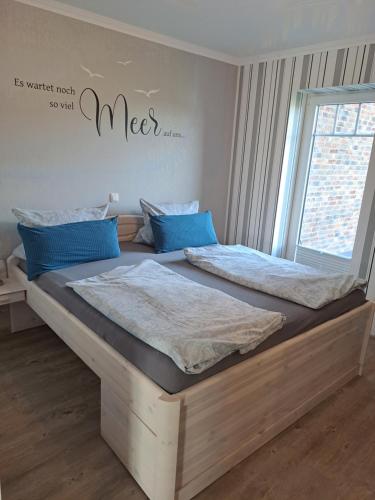 2 camas individuales en una habitación con ventana en Apartment in Stadtvilla Andrea, en Tönning