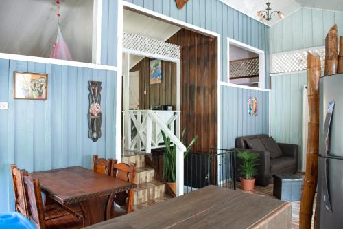 uma sala de jantar com paredes azuis e uma mesa em Cacao Lodge and Tours em La Fortuna
