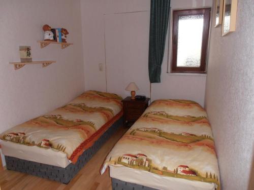 BaarにあるFerienwohnung-in-schoenster-Lageのベッド2台が備わる部屋