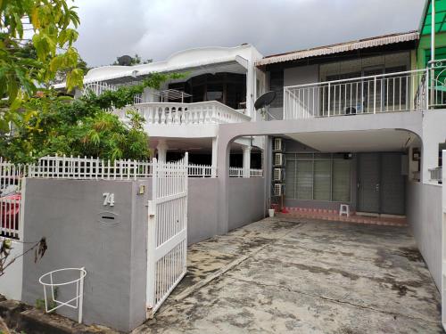 una casa con una puerta blanca y un edificio en GP Hostel Penang en George Town