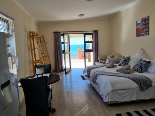een slaapkamer met 2 bedden en uitzicht op de oceaan bij Seabreeze Accommodation in Lüderitz