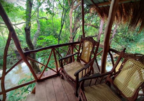Sigiriya River Side Villaにあるバルコニーまたはテラス