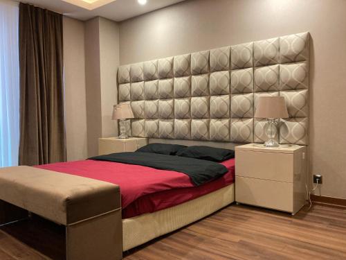 een slaapkamer met een groot bed met een groot hoofdeinde bij Aryan Suit. in Istanbul