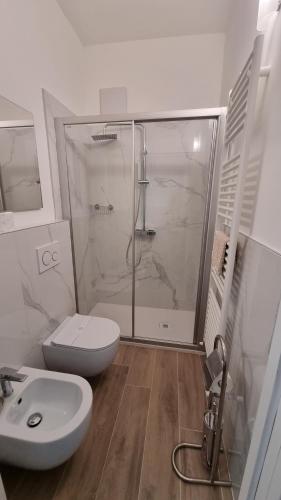 een badkamer met een douche, een toilet en een wastafel bij Maso kreuzberg- Monolocale 3- vista montagne in Trento