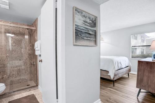 Ένα μπάνιο στο Lovely condo with pools, tennis, central AC, & washer/dryer - snowbird-friendly