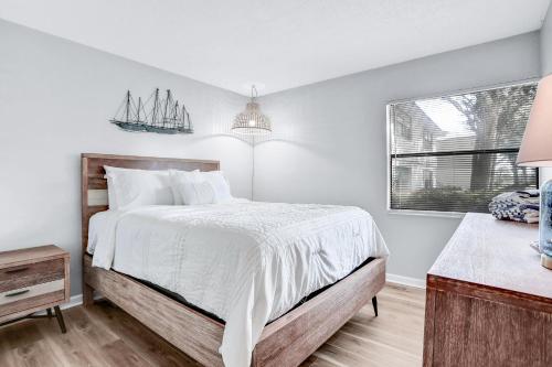 Ένα ή περισσότερα κρεβάτια σε δωμάτιο στο Lovely condo with pools, tennis, central AC, & washer/dryer - snowbird-friendly