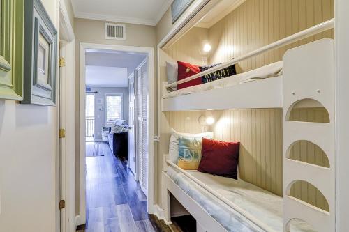 Kleines Zimmer mit Etagenbetten und Flur in der Unterkunft Sea Side Villas 163 in Hilton Head Island