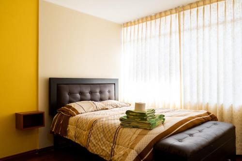 - une chambre avec un lit et une lampe dans l'établissement MODERNO DEPARTAMENTO CON 4 HABITACIONES, à Huancayo