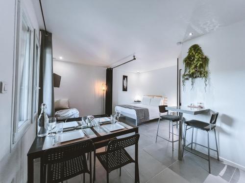 Photo de la galerie de l'établissement WOOD & SKY - Gîtes 8 personnes - ÉCOLODGITE DRÔME ARDÈCHE, à Laveyron