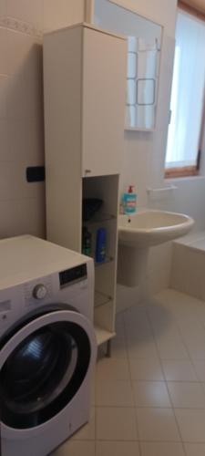 a bathroom with a washing machine and a sink at IL GIARDINO DI CATERINA in Bergamo
