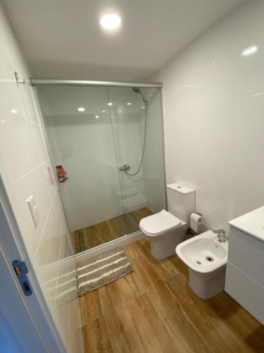 een badkamer met een douche, een toilet en een wastafel bij Apartamento a estrenar en complejo Mansa inn2 in Punta del Este