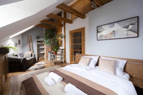 ein Schlafzimmer mit einem großen Bett in einem Zimmer in der Unterkunft Klimatyczny dom w Krakowie in Krakau